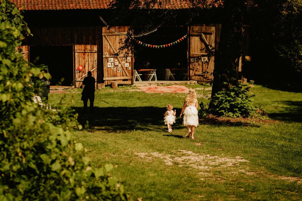 Wesele w stodole od zewnątrz Wesele w stodole od zewnątrz