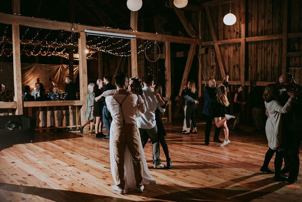 Wesele w stodole - tańce Wesele w stodole - tańce