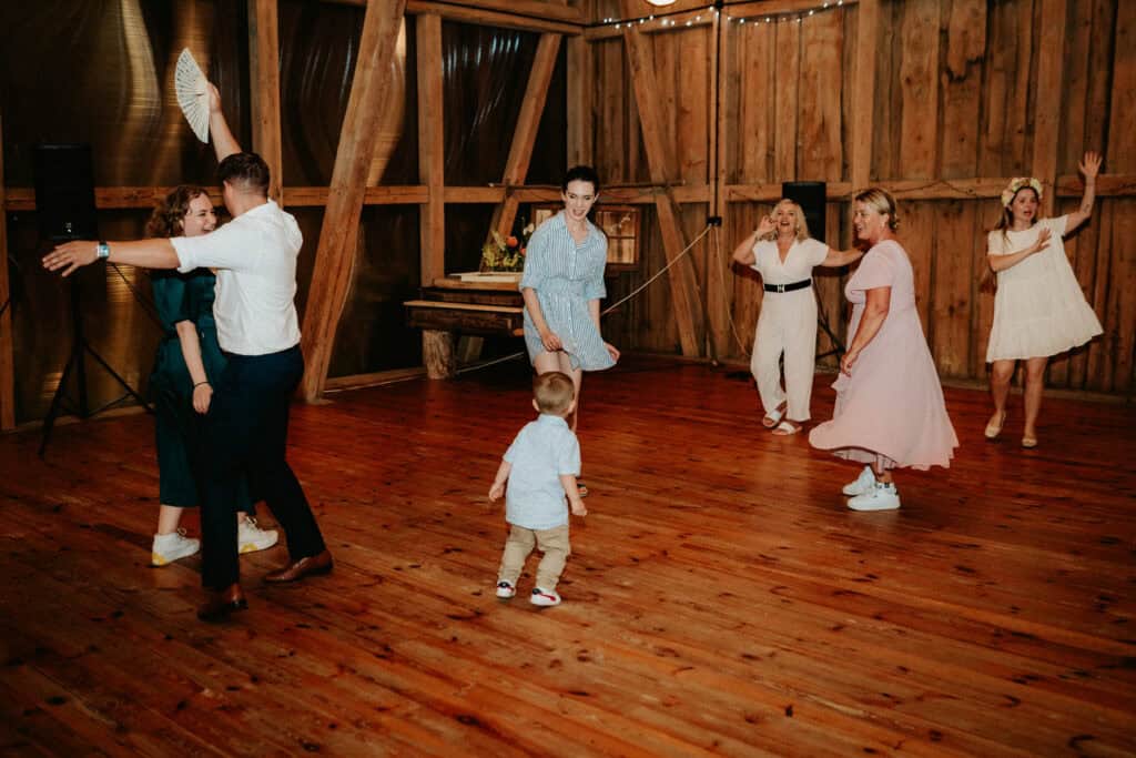 Stodoła na wesele - tańce Stodoła na wesele - tańce